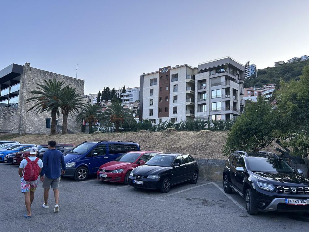  Mjesto gdje bi trebalo da nikne garaža u Petrovcu