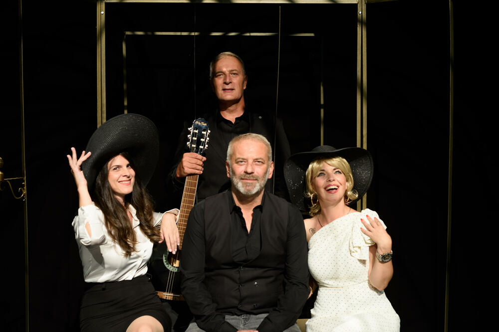 Obrad Nenezić sa glumcima, Foto: Privatna arhiva