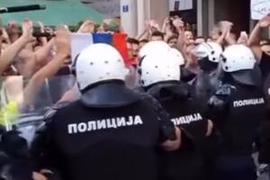 Novi Sad: Okupljeni ispred Filozofskog fakulteta čekaju da...