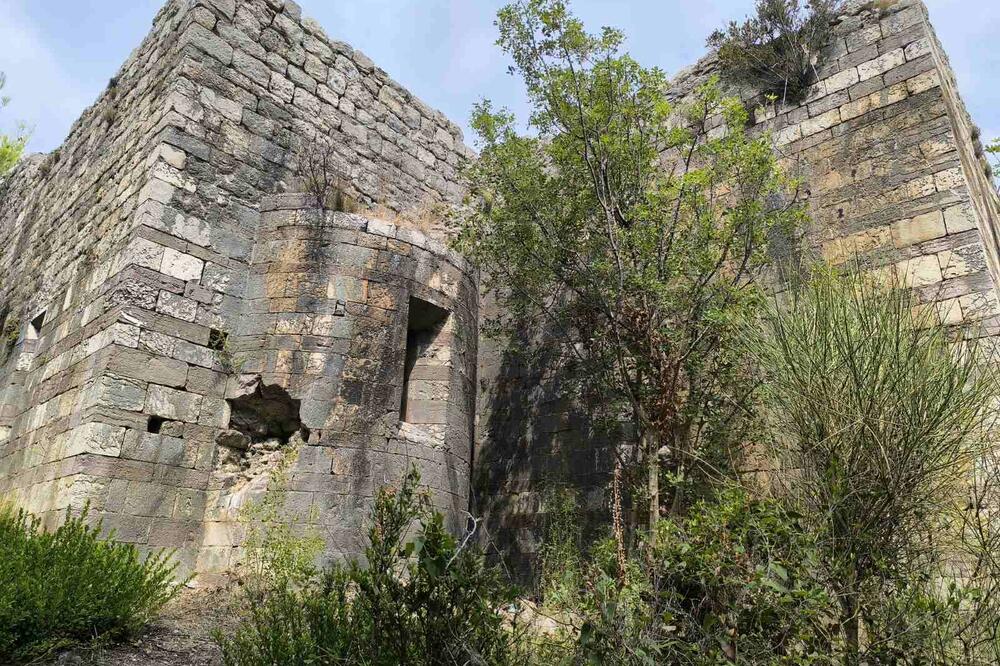 Kompleks obrastao makijom, Foto: Marija Pešić