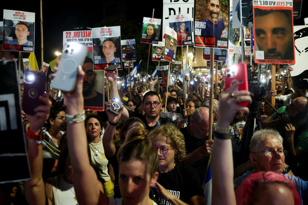 <p>"Netanjahu daje prioritet uništenju Hamasa, a ne oslobađanju talaca", rekao je Rubi Čen, čiji je sin otet od strane militanata u oktobru 2023. godine</p>