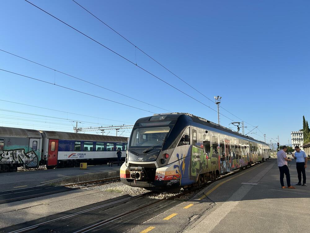 Vozovi ponovo saobraćaju, radnici ŽICG i menadžment postigli...