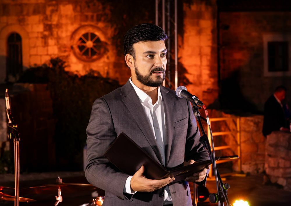 <p>U Budvi je sinoć svečano otvoreno deveto izdanje festivala "Ćirilicom"</p>