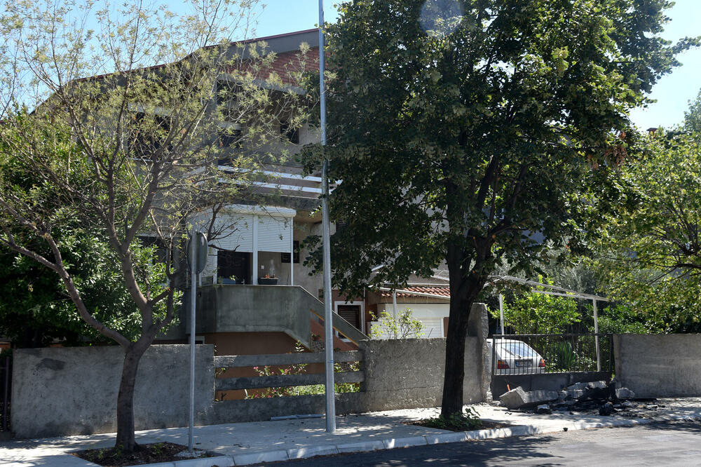 Probijena betonska ograda u Kozaračkoj ulici, Foto: BORIS PEJOVIC