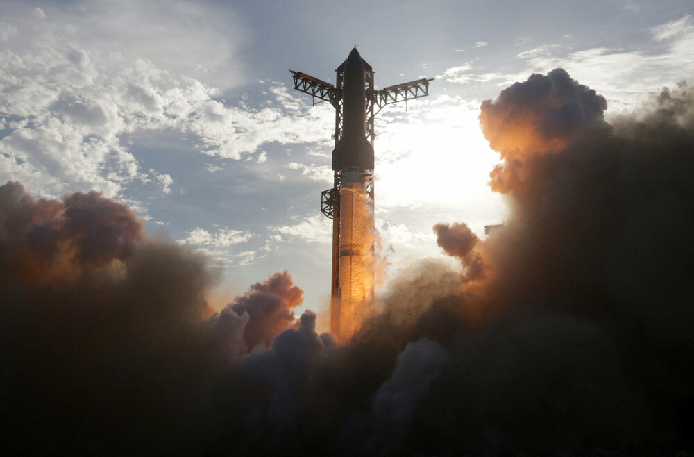 <p>Poslije nešto više od sata od lansiranja, oba dijela Staršipa namijenjenog za višekratnu upotrebu, sletjela su u Indijski okean i Meksički zaliv, kako je planirano</p>