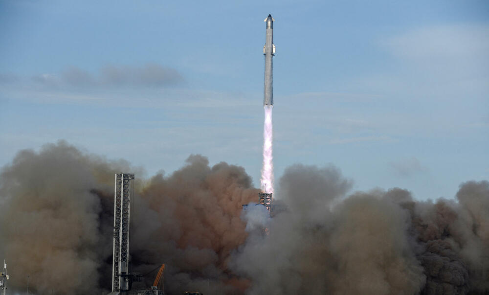 <p>Poslije nešto više od sata od lansiranja, oba dijela Staršipa namijenjenog za višekratnu upotrebu, sletjela su u Indijski okean i Meksički zaliv, kako je planirano</p>