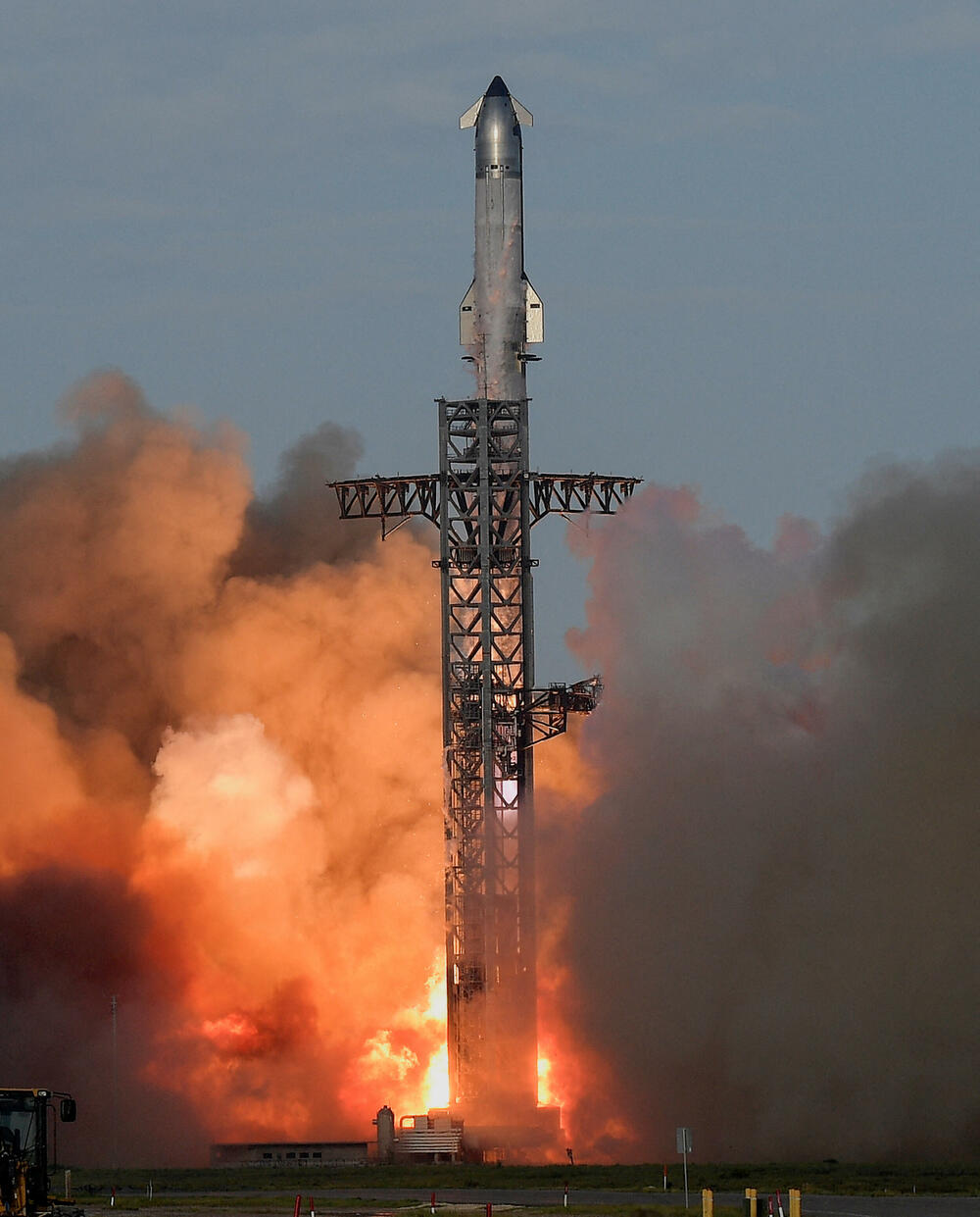 <p>Poslije nešto više od sata od lansiranja, oba dijela Staršipa namijenjenog za višekratnu upotrebu, sletjela su u Indijski okean i Meksički zaliv, kako je planirano</p>