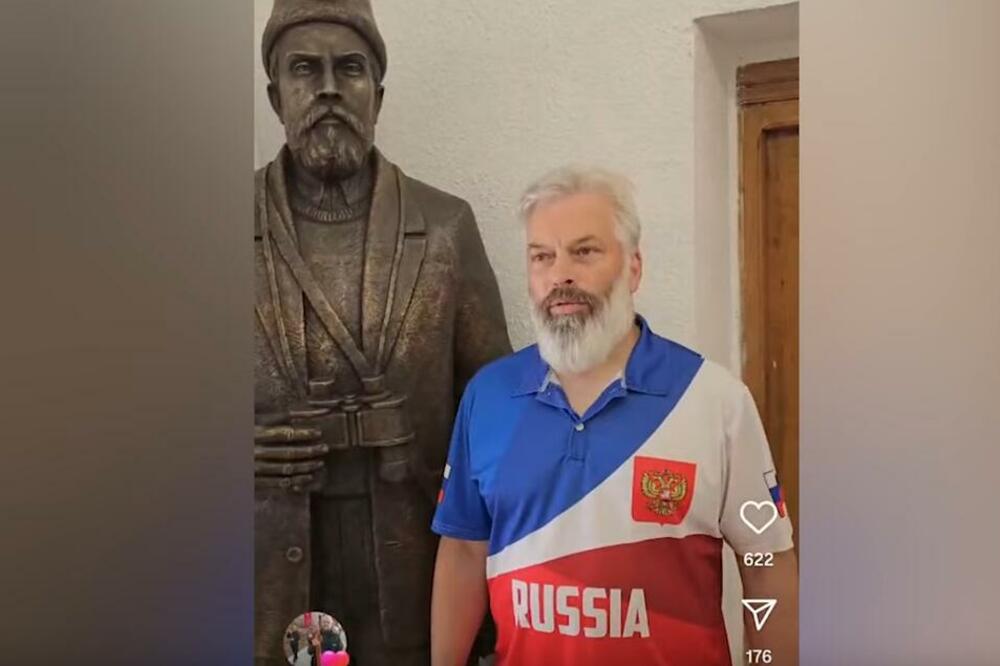 Trpčevski pored kipa četničkog vojvode Pavla Đurišića, Foto: Screenshot/Youtube/PortalETV