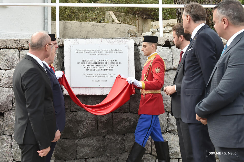 Ministarstvo poručilo da Vojska ne čuva ploču: detalj s otvaranja spomen-obilježja u Morinju, Foto: Vlada
