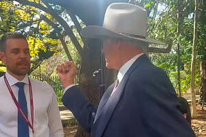 Australijski poslanik prijetio novinaru pesnicom: "Momke sam...