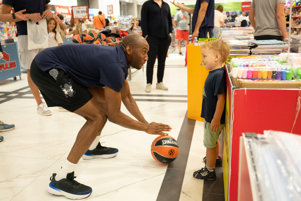 <p>Na ovogodišnjem Školskom sajmu u Našem diskontu, mališani su imali priliku da se druže sa košarkašima KK Budućnost VOLI, slikaju se sa svojim idolima, dobiju autograme i provedu nezaboravno poslijepodne puno igre i smijeha.</p>