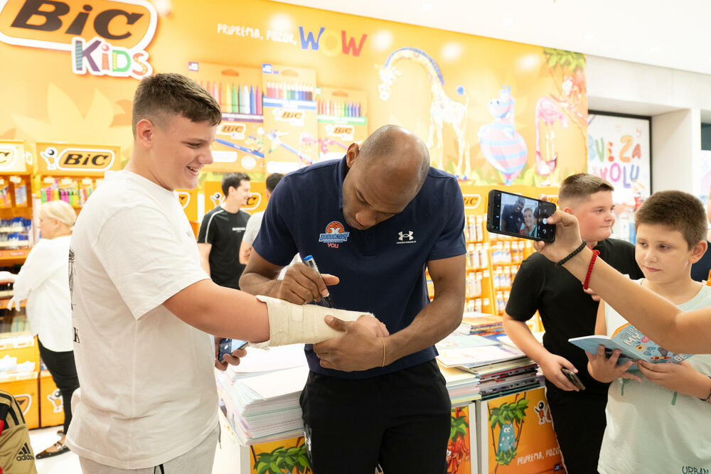 <p>Na ovogodišnjem Školskom sajmu u Našem diskontu, mališani su imali priliku da se druže sa košarkašima KK Budućnost VOLI, slikaju se sa svojim idolima, dobiju autograme i provedu nezaboravno poslijepodne puno igre i smijeha.</p>