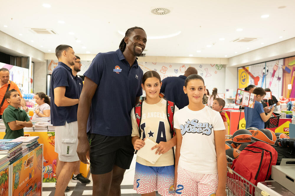 <p>Na ovogodišnjem Školskom sajmu u Našem diskontu, mališani su imali priliku da se druže sa košarkašima KK Budućnost VOLI, slikaju se sa svojim idolima, dobiju autograme i provedu nezaboravno poslijepodne puno igre i smijeha.</p>