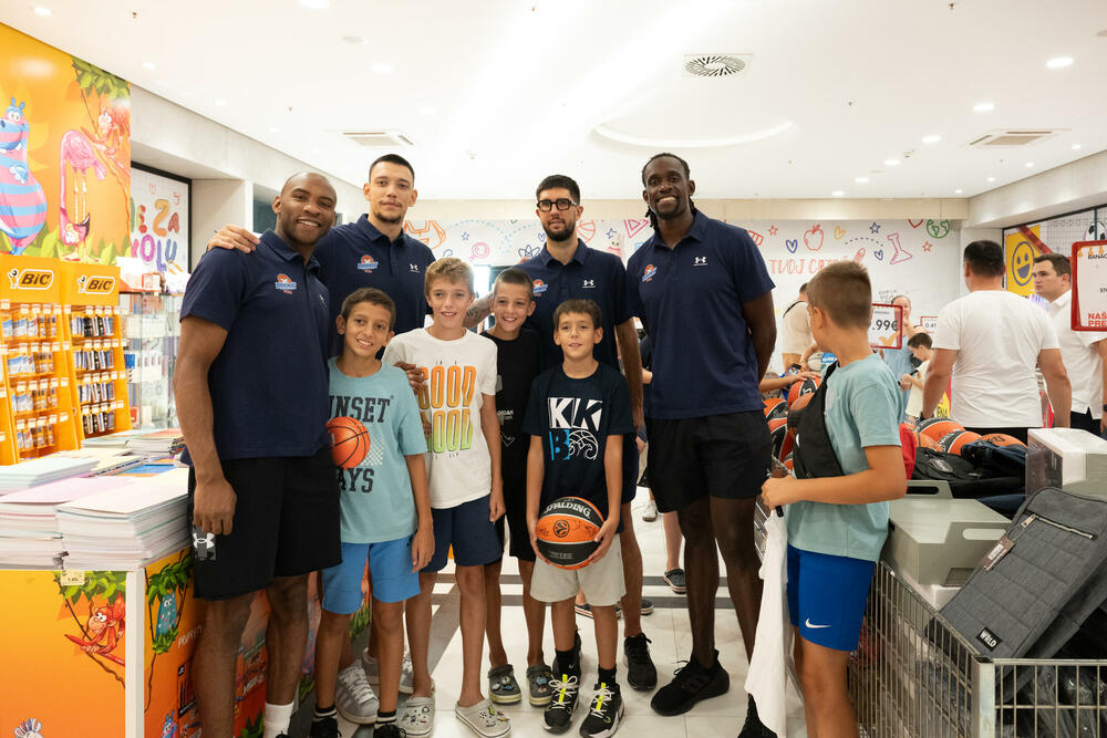 <p>Na ovogodišnjem Školskom sajmu u Našem diskontu, mališani su imali priliku da se druže sa košarkašima KK Budućnost VOLI, slikaju se sa svojim idolima, dobiju autograme i provedu nezaboravno poslijepodne puno igre i smijeha.</p>
