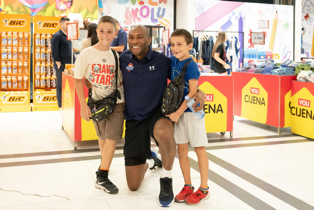 <p>Na ovogodišnjem Školskom sajmu u Našem diskontu, mališani su imali priliku da se druže sa košarkašima KK Budućnost VOLI, slikaju se sa svojim idolima, dobiju autograme i provedu nezaboravno poslijepodne puno igre i smijeha.</p>