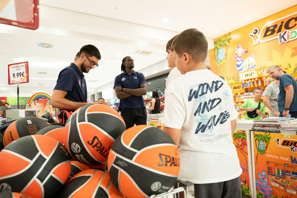 <p>Na ovogodišnjem Školskom sajmu u Našem diskontu, mališani su imali priliku da se druže sa košarkašima KK Budućnost VOLI, slikaju se sa svojim idolima, dobiju autograme i provedu nezaboravno poslijepodne puno igre i smijeha.</p>