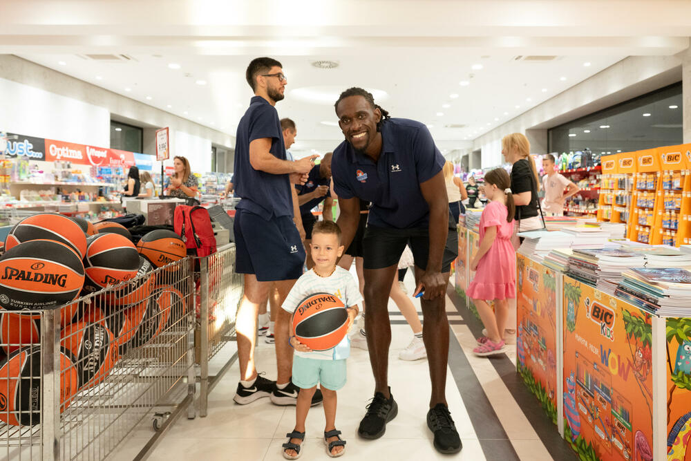 <p>Na ovogodišnjem Školskom sajmu u Našem diskontu, mališani su imali priliku da se druže sa košarkašima KK Budućnost VOLI, slikaju se sa svojim idolima, dobiju autograme i provedu nezaboravno poslijepodne puno igre i smijeha.</p>