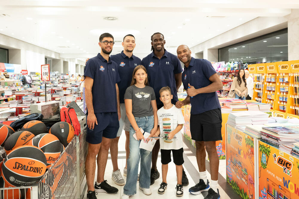 <p>Na ovogodišnjem Školskom sajmu u Našem diskontu, mališani su imali priliku da se druže sa košarkašima KK Budućnost VOLI, slikaju se sa svojim idolima, dobiju autograme i provedu nezaboravno poslijepodne puno igre i smijeha.</p>
