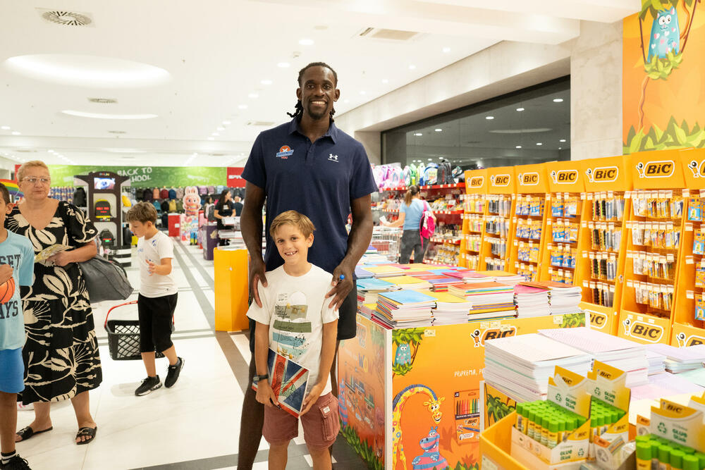 <p>Na ovogodišnjem Školskom sajmu u Našem diskontu, mališani su imali priliku da se druže sa košarkašima KK Budućnost VOLI, slikaju se sa svojim idolima, dobiju autograme i provedu nezaboravno poslijepodne puno igre i smijeha.</p>