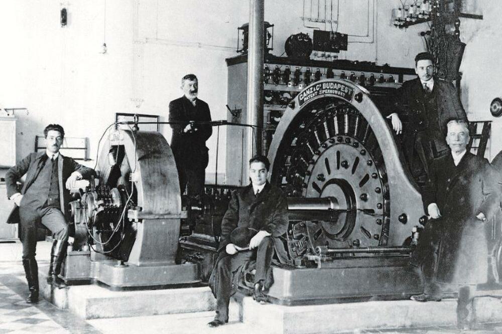 Vjekoslav Majhsner (dolje desno), Ante Šupuk (drugi slijeva) i saradnici u Hidroelektrani Krka, Foto: HEP