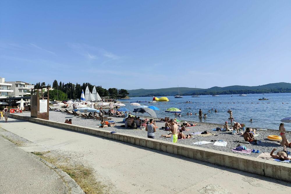 Sa jedne od tivatskih plaža, Foto: Siniša Luković