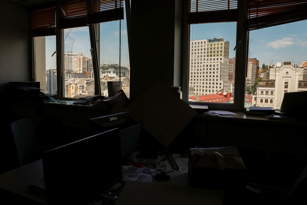 <p>Najmanje 38 ljudi je ranjeno u višesatnom napadu na grad, tokom kojeg su oštećene zgrade u sedam okruga</p>  <p>Britanski premijer Kir Starmer je osudio napad, napisavši na mreži X: "Moje misli su sa svima pogođenima besmislenim ruskim napadima na Kijev, u kojima je oštećena zgrada Britanskog savjeta. Putin ubija djecu i civile i sabotira nade u mir"</p>