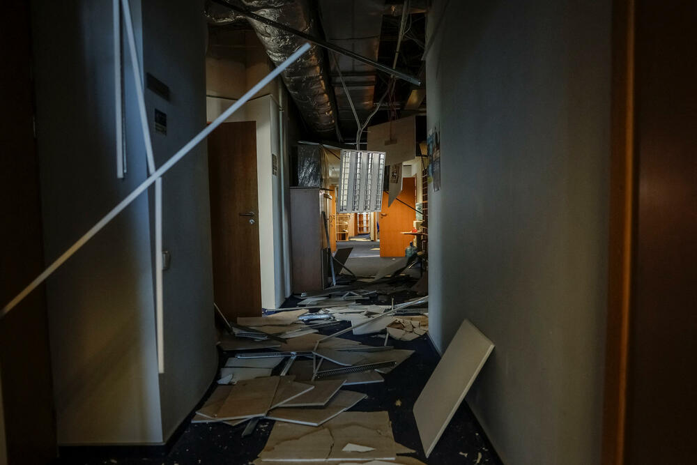 <p>Najmanje 38 ljudi je ranjeno u višesatnom napadu na grad, tokom kojeg su oštećene zgrade u sedam okruga</p>  <p>Britanski premijer Kir Starmer je osudio napad, napisavši na mreži X: "Moje misli su sa svima pogođenima besmislenim ruskim napadima na Kijev, u kojima je oštećena zgrada Britanskog savjeta. Putin ubija djecu i civile i sabotira nade u mir"</p>