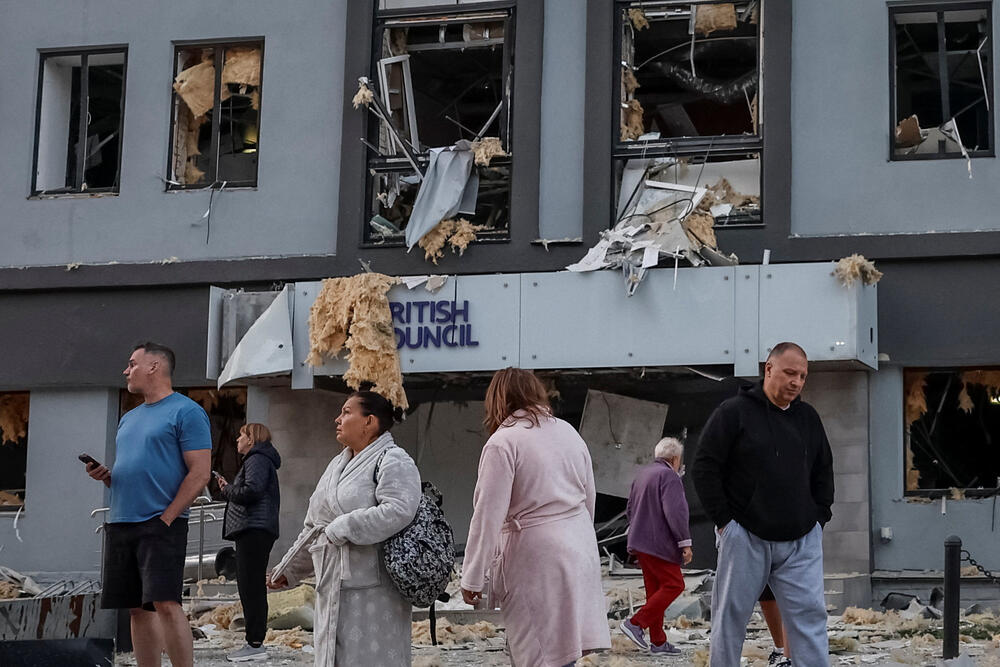 <p>Najmanje 38 ljudi je ranjeno u višesatnom napadu na grad, tokom kojeg su oštećene zgrade u sedam okruga</p>  <p>Britanski premijer Kir Starmer je osudio napad, napisavši na mreži X: "Moje misli su sa svima pogođenima besmislenim ruskim napadima na Kijev, u kojima je oštećena zgrada Britanskog savjeta. Putin ubija djecu i civile i sabotira nade u mir"</p>