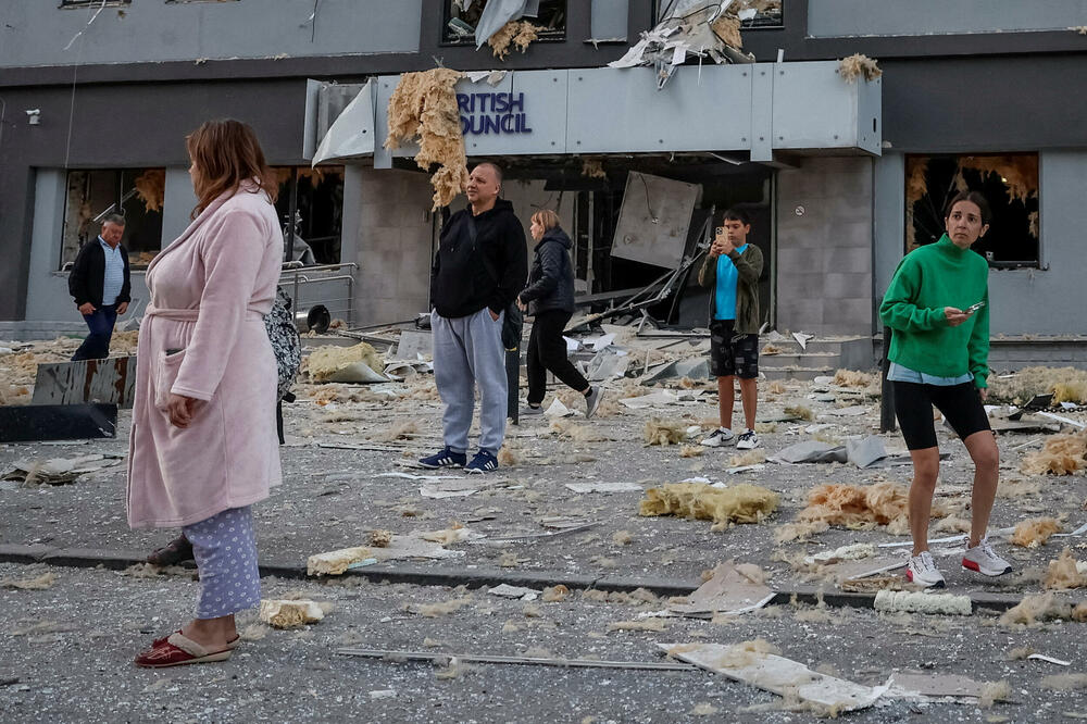 <p>Najmanje 38 ljudi je ranjeno u višesatnom napadu na grad, tokom kojeg su oštećene zgrade u sedam okruga</p>  <p>Britanski premijer Kir Starmer je osudio napad, napisavši na mreži X: "Moje misli su sa svima pogođenima besmislenim ruskim napadima na Kijev, u kojima je oštećena zgrada Britanskog savjeta. Putin ubija djecu i civile i sabotira nade u mir"</p>