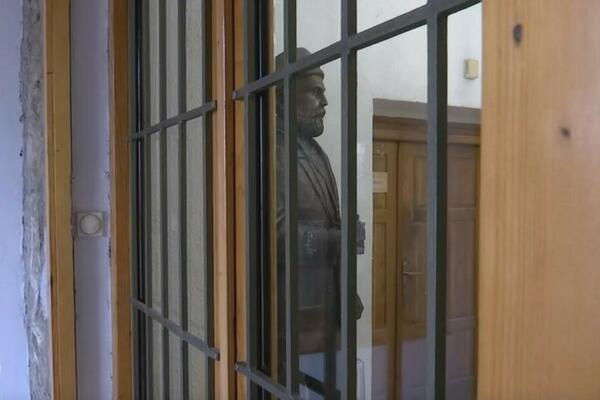 Zločince slave, spomenike hapse...