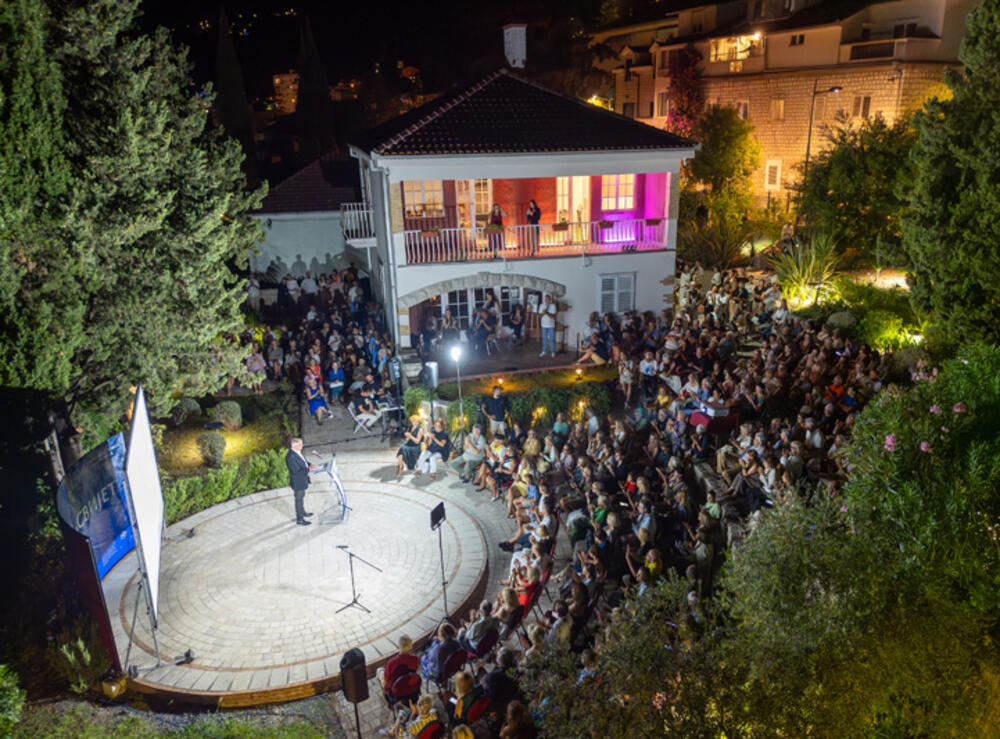 Sa književne večeri u dvorištu kuće nobelovca Iva Andrića