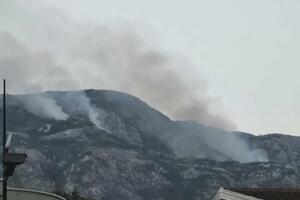 Dim iz Brajića stigao do Cetinja, u petak gašenje helikopterom