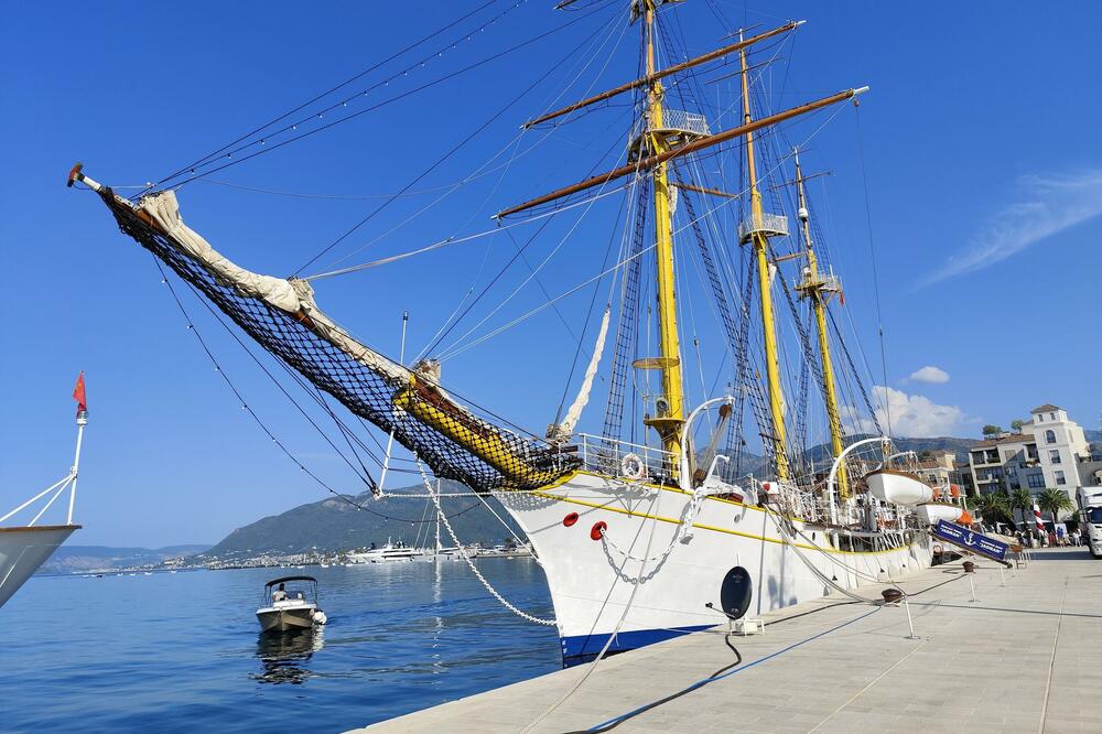 Na proljeće sljedeće godine trebalo bi da bude podignut iz mora i dokovan: brod “Jadran”, Foto: Siniša Luković