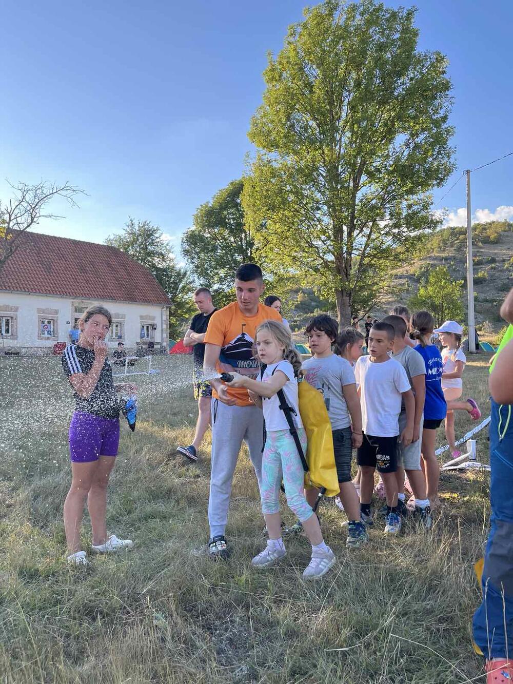 <p>Svaki dan bio je ispunjen različitim aktivnostima - od predavanja o osnovama orijentiringa, crtanja kroki skica i eksperimenata sa sunčanim satom, do štafetnih i noćnih trka, planinskih pohoda i radionica prve pomoć</p>