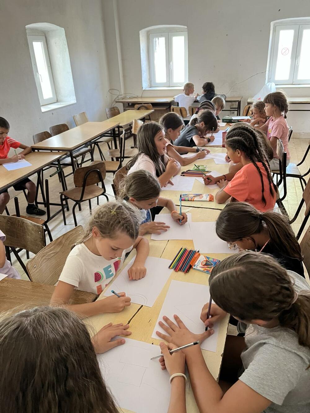 <p>Svaki dan bio je ispunjen različitim aktivnostima - od predavanja o osnovama orijentiringa, crtanja kroki skica i eksperimenata sa sunčanim satom, do štafetnih i noćnih trka, planinskih pohoda i radionica prve pomoć</p>