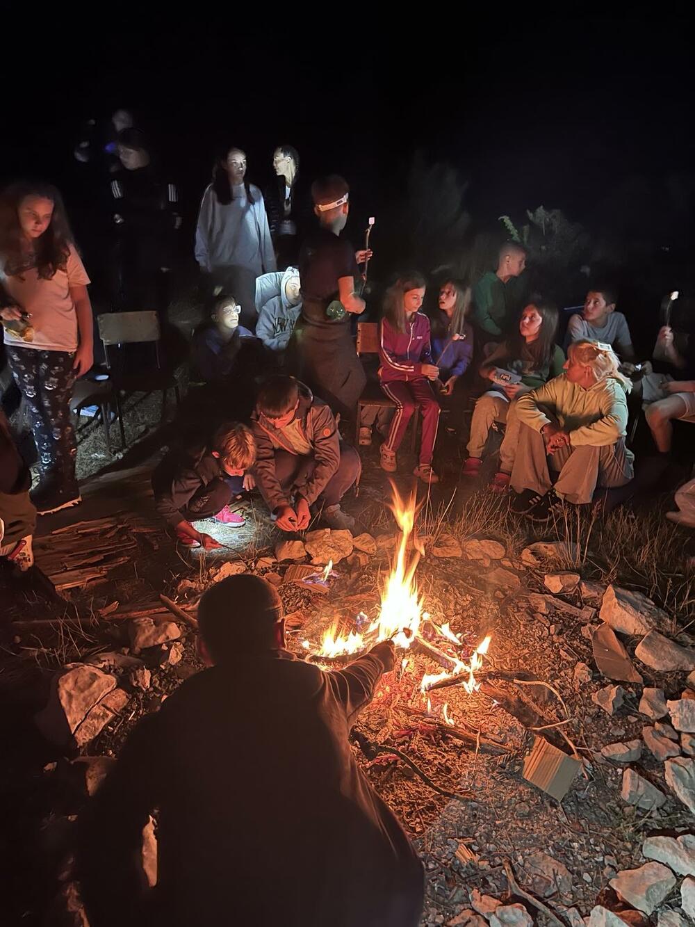 <p>Svaki dan bio je ispunjen različitim aktivnostima - od predavanja o osnovama orijentiringa, crtanja kroki skica i eksperimenata sa sunčanim satom, do štafetnih i noćnih trka, planinskih pohoda i radionica prve pomoć</p>