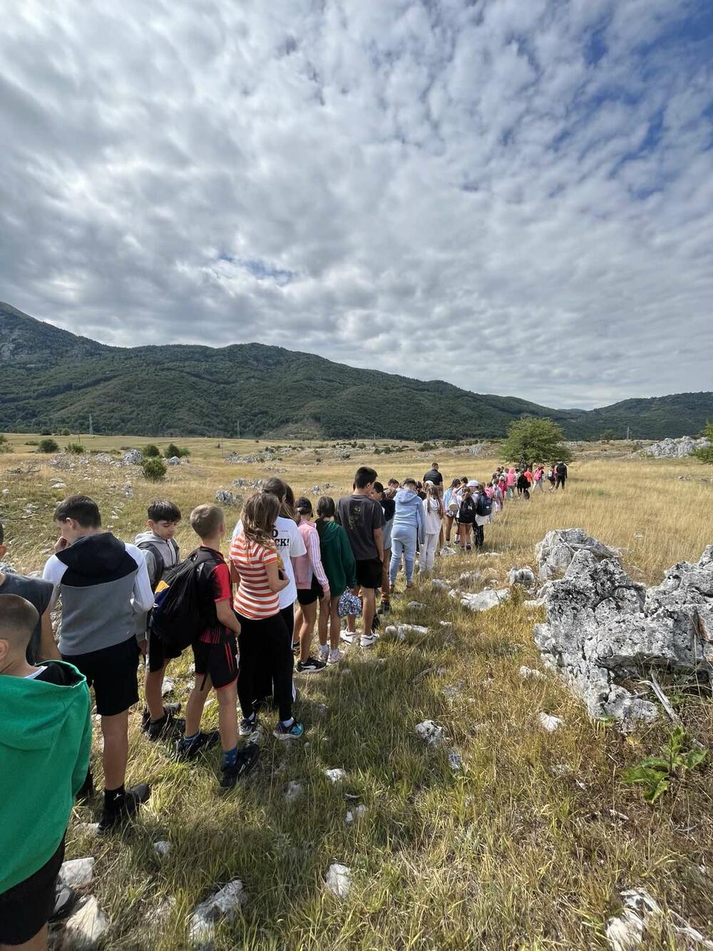 <p>Svaki dan bio je ispunjen različitim aktivnostima - od predavanja o osnovama orijentiringa, crtanja kroki skica i eksperimenata sa sunčanim satom, do štafetnih i noćnih trka, planinskih pohoda i radionica prve pomoć</p>