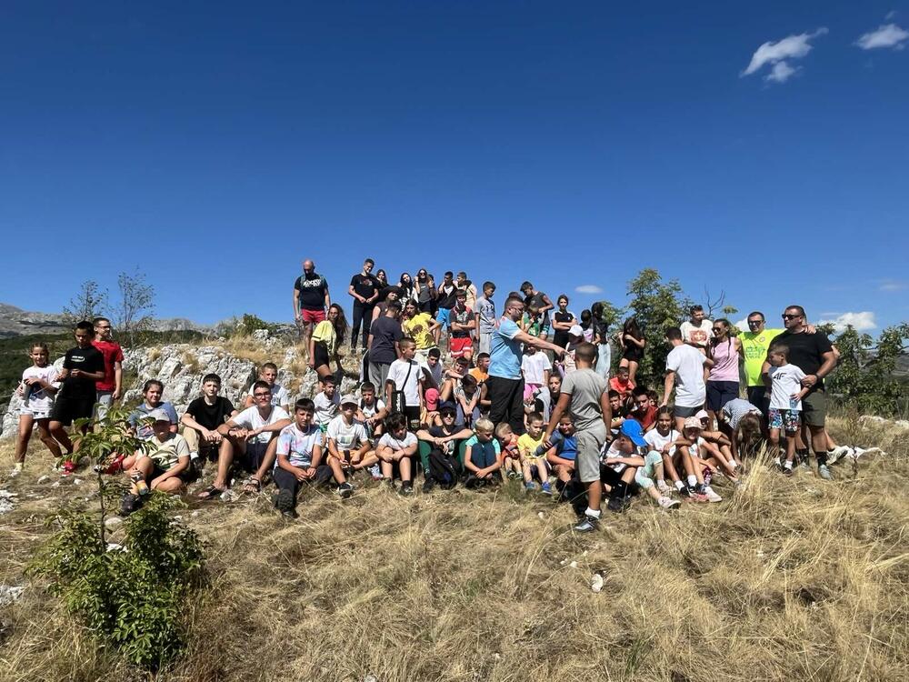 <p>Svaki dan bio je ispunjen različitim aktivnostima - od predavanja o osnovama orijentiringa, crtanja kroki skica i eksperimenata sa sunčanim satom, do štafetnih i noćnih trka, planinskih pohoda i radionica prve pomoć</p>