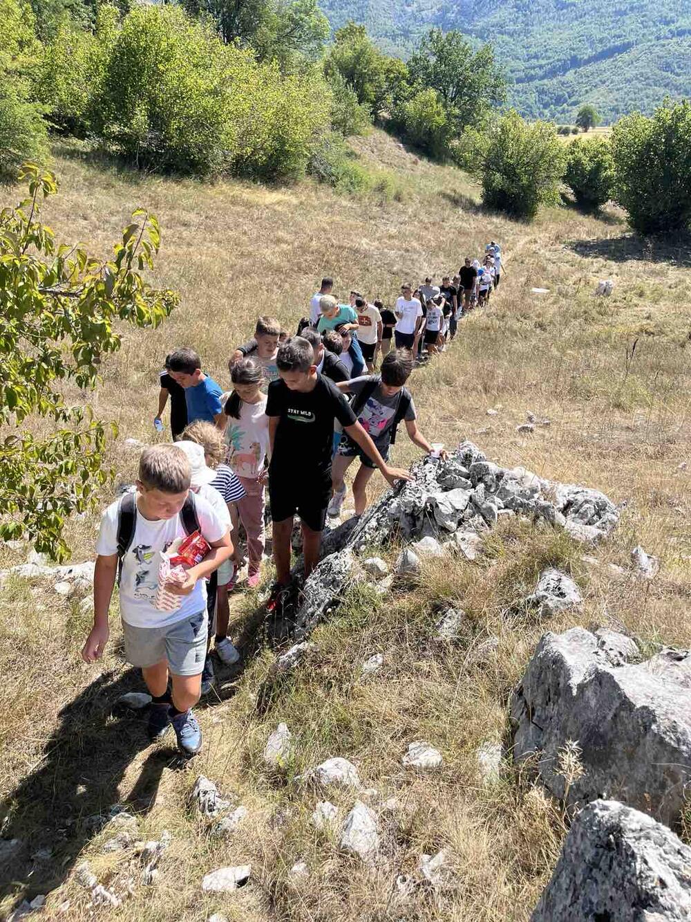 <p>Svaki dan bio je ispunjen različitim aktivnostima - od predavanja o osnovama orijentiringa, crtanja kroki skica i eksperimenata sa sunčanim satom, do štafetnih i noćnih trka, planinskih pohoda i radionica prve pomoć</p>