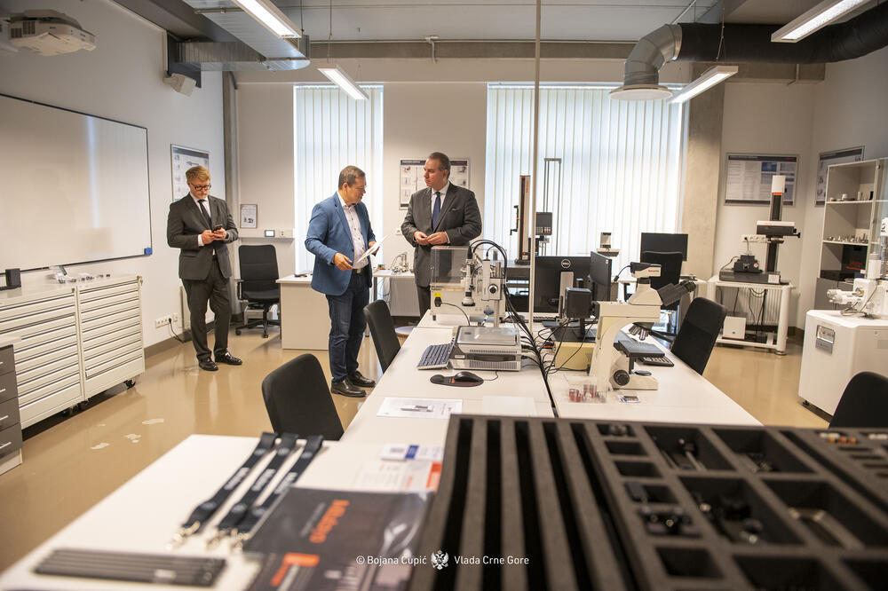 <p>Potpredsjednik Vlade se u Rigi sastao sa predstavnicima IT i tehnološke industrije Letonije, s kojima je razgovarao o mogućnostima saradnje u oblastima ICT-a, 5G infrastrukture, digitalizacije i sajber bezbjednosti, kao i o potencijalnim zajedničkim projektima u budućnosti</p>