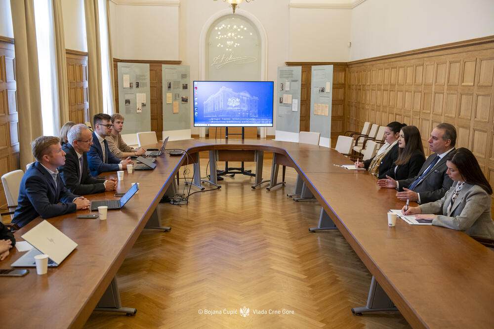 <p>Potpredsjednik Vlade se u Rigi sastao sa predstavnicima IT i tehnološke industrije Letonije, s kojima je razgovarao o mogućnostima saradnje u oblastima ICT-a, 5G infrastrukture, digitalizacije i sajber bezbjednosti, kao i o potencijalnim zajedničkim projektima u budućnosti</p>