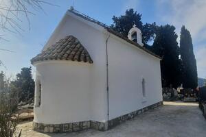 Obijena crkva na groblju Gvozden Brijeg u Baru
