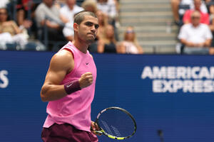 Alkaras imao problema s koljenom pa deklasirao Italijana