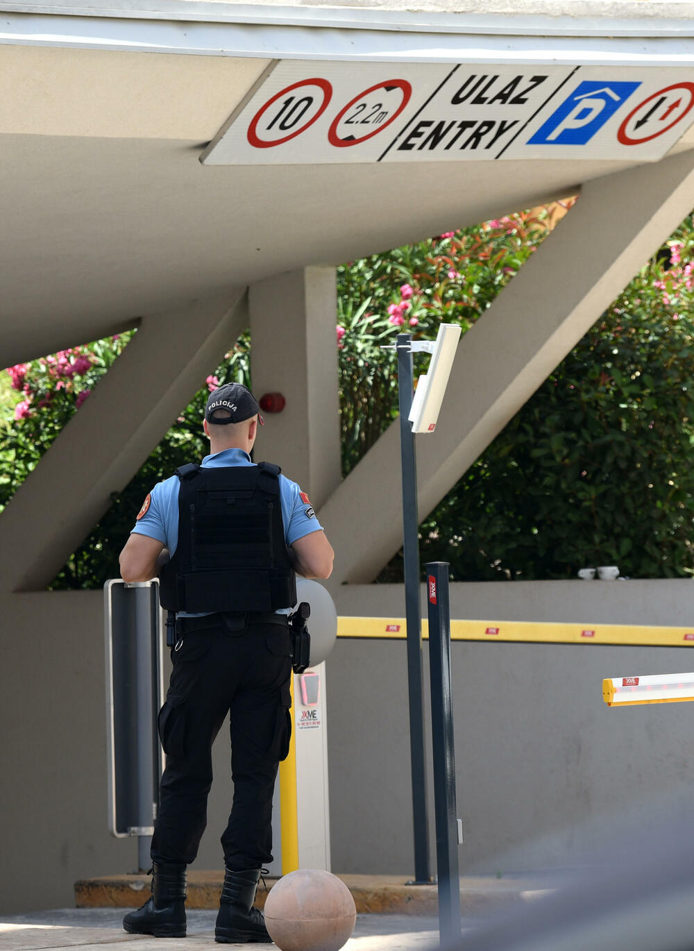 <p>U više podgoričkih naselja policija već danima sprovodi pojačane aktivnosti - pretražuju teren, uključujući stambene objekte i moguće štek-stanove...</p>