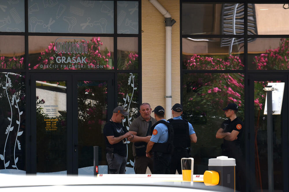 <p>U više podgoričkih naselja policija već danima sprovodi pojačane aktivnosti - pretražuju teren, uključujući stambene objekte i moguće štek-stanove...</p>