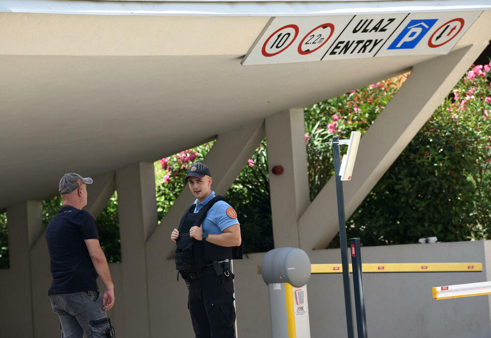 <p>U više podgoričkih naselja policija već danima sprovodi pojačane aktivnosti - pretražuju teren, uključujući stambene objekte i moguće štek-stanove...</p>