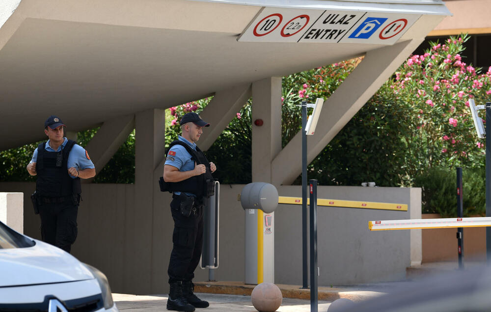 <p>U više podgoričkih naselja policija već danima sprovodi pojačane aktivnosti - pretražuju teren, uključujući stambene objekte i moguće štek-stanove...</p>