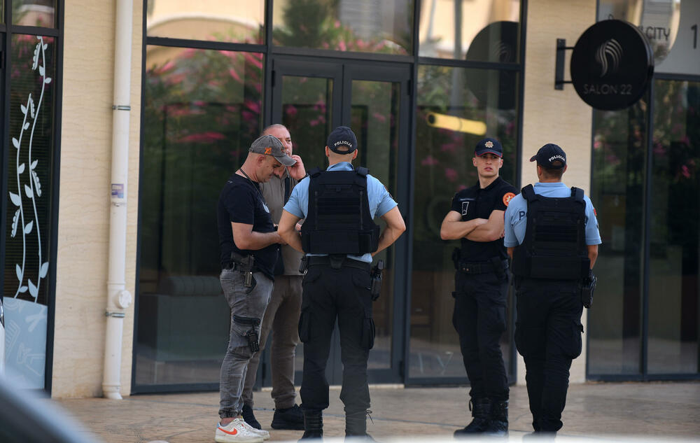 <p>U više podgoričkih naselja policija već danima sprovodi pojačane aktivnosti - pretražuju teren, uključujući stambene objekte i moguće štek-stanove...</p>