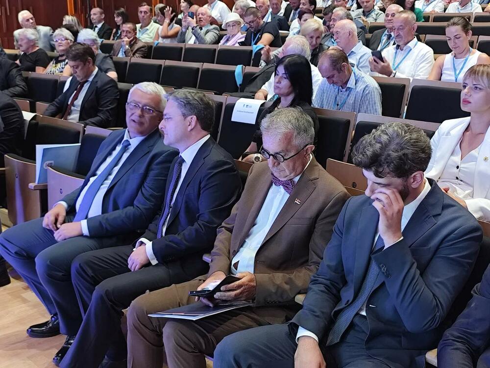 <p>"Zahvaljujem onima koji su bili za, i onima koji su bili protiv. Oni koji su protiv su opomena da se ponešto nije dobro radilo", rekao je Joković</p>