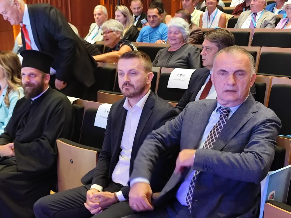 <p>"Zahvaljujem onima koji su bili za, i onima koji su bili protiv. Oni koji su protiv su opomena da se ponešto nije dobro radilo", rekao je Joković</p>